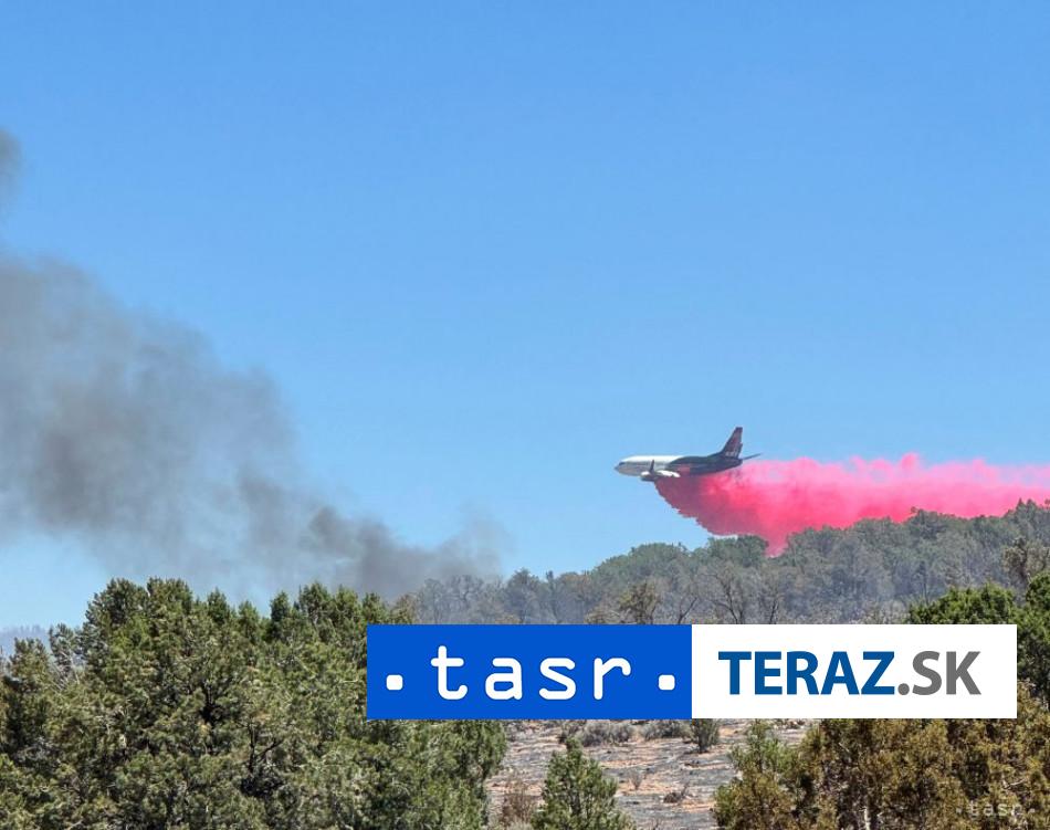 Poziare v Grand Canyone sa dalej siria