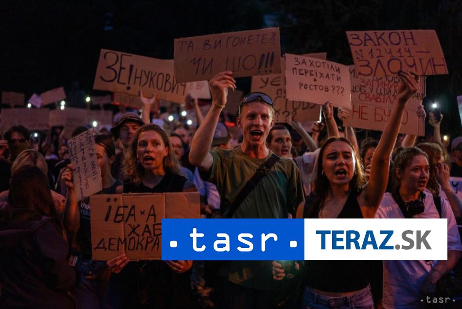 Proti obmedzeniu boja s korupciou protestovali tisice ludi na Ukrajine
