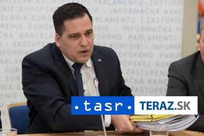 Zdechovsky predstavil kriticku spravu z kontroly na Slovensku