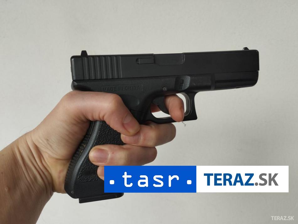 Agresivna zena sa v Piestanoch vyhrazat zbranou
