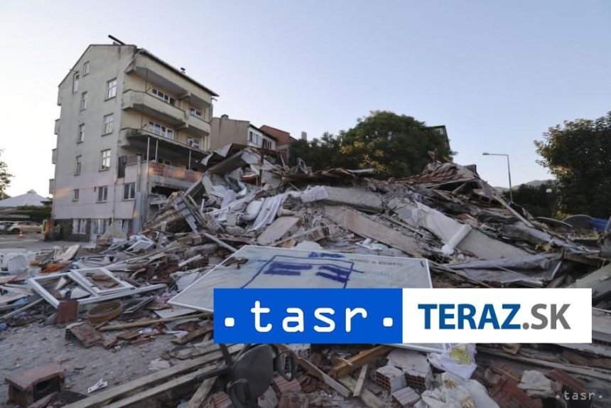 Zapad Turecka zasiahlo po zemetraseni viac nez 200 dotrasov