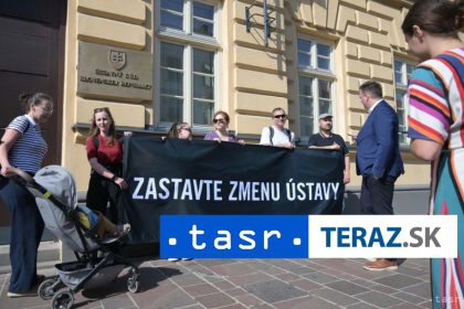 Aktivisti vyzvali vladu a poslancov na zastavenie novely ustavy