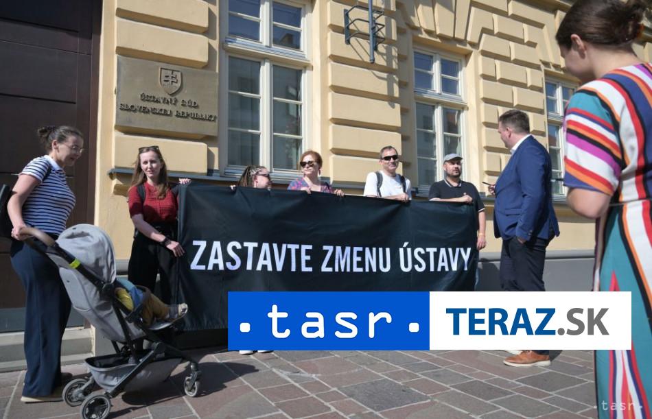 Aktivisti vyzvali vladu a poslancov na zastavenie novely ustavy