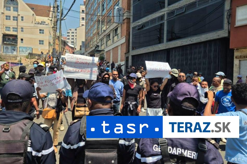 Na Madagaskare opat vypukli potycky medzi demonstrantmi a policou