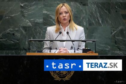 Pred sidlom strany premierky Meloniovej spievali fasisticku hymnu