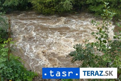 Severozapad Grecka vratane ostrova Korfu bojuje so zaplavami a zosuvmi