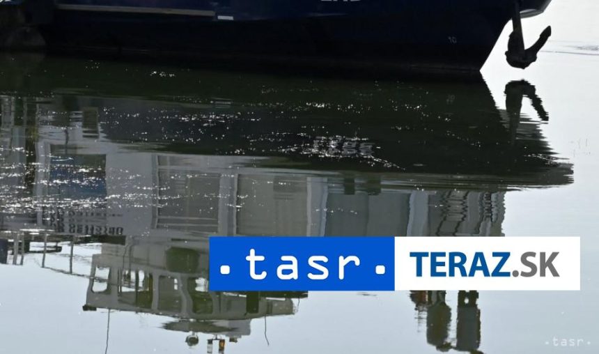 V Tichom oceane zastavili lod s 28 tinedzermi