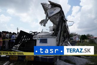 Zrazka nakladiaka s autobusom Hlasia najmenej 20 mrtvych