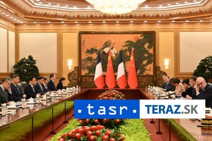 Macron v Pekingu rokoval s cinskym prezidentom o vztahoch a Ukrajine