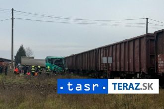 Pri zrazke nakladneho auta s vlakom sa zranil vodic
