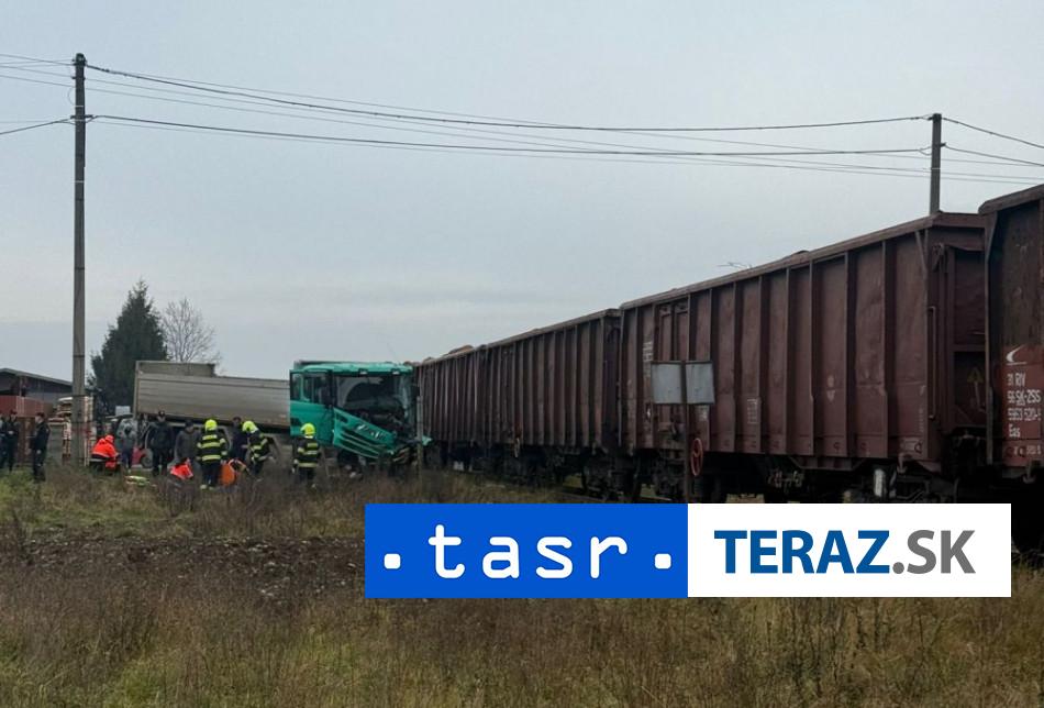 Pri zrazke nakladneho auta s vlakom sa zranil vodic