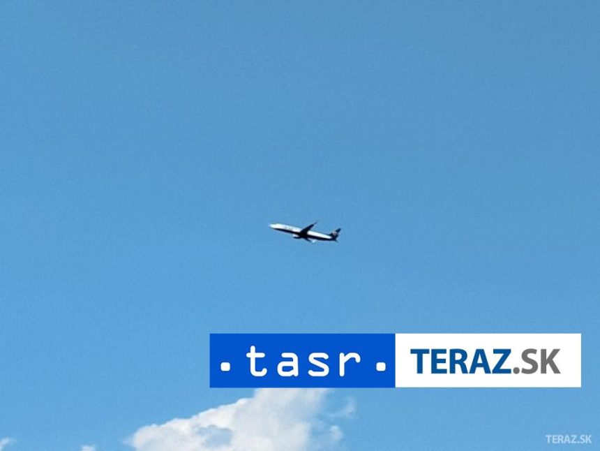 Lietadlo s Donaldom Trumpom malo problem muselo sa vratit na zakladnu