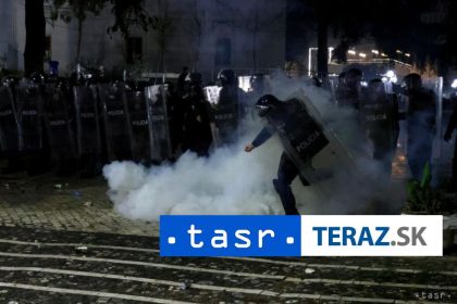 Pocas protivladnych protestov v Tirane sa vyskytli potycky s policiou