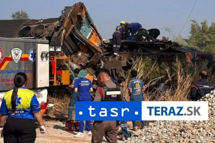 Zeriav sa zrutil na vlak hlasia mrtvych a zranenych