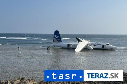 Lietadlo s 55 cestujucimi nezadrzalo na pristavacej drahe a skoncilo vo vode