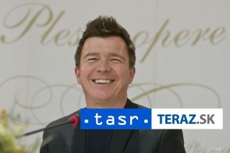 Rick Astley ma 60 rokov pocuva tvrdu hudbu a spieva piesne The Smiths