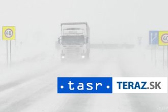 SILNE SNEZENIE V MADARSKU Doprava kolabuje havarovalo 16 autobusov