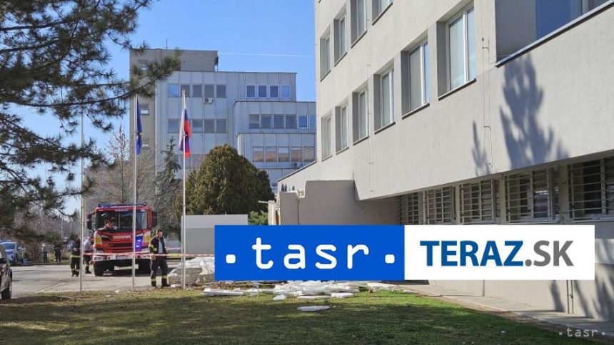 TRAGEDIA V KOMARNE Z Klientskeho centra spadla na ludi strecha