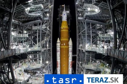 Raketu ktora poleti k Mesiacu presunuli na startovacu rampu