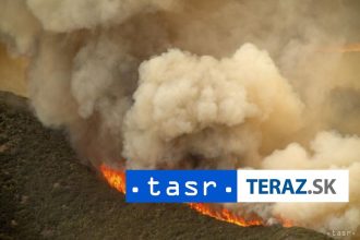 Lesny poziar v blizkosti turistickeho mesta evakuovali tisice ludi