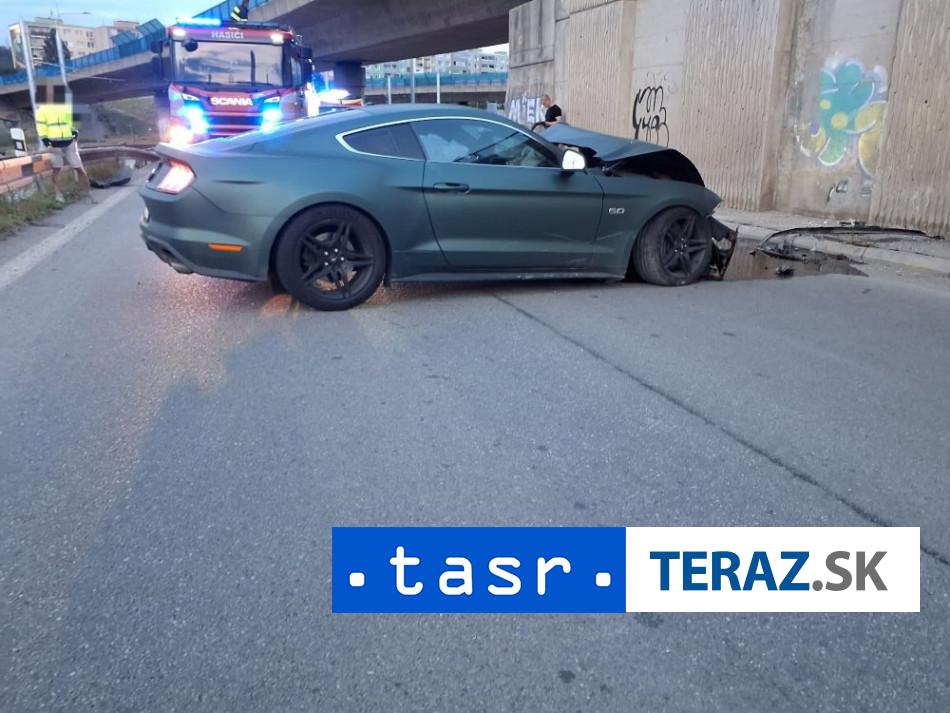 AUTO NARAZILO DO MOSTA V Kosiciach utrpeli zranenia dve osoby