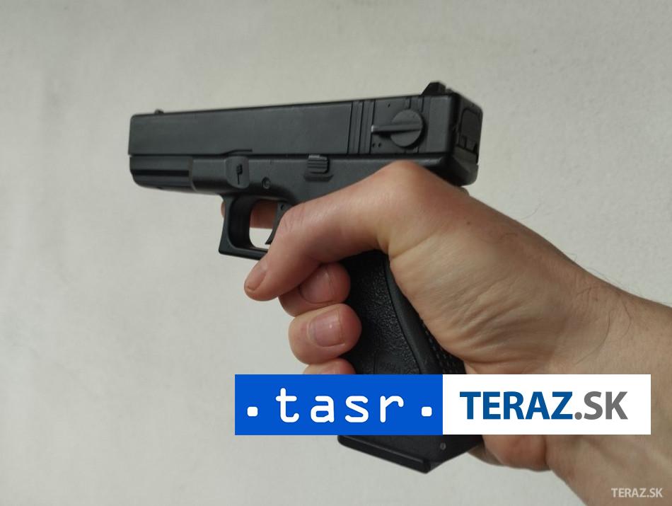 OZBROJENY MUZ Mal sa pohybovat v okoli skoly v Bratislave