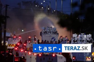 PROTESTY V IRSKU Policia pouzila vodne dela