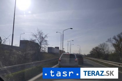 ZDRZTE SA Na D1 v smere do Bratislavy doslo k zrazke troch aut