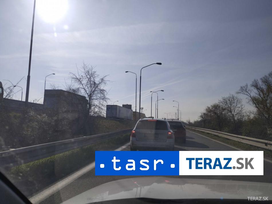 ZDRZTE SA Na D1 v smere do Bratislavy doslo k zrazke troch aut
