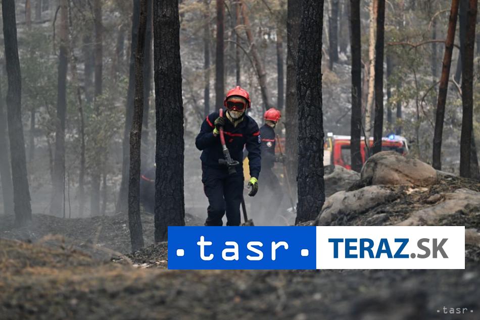Hasici zastavili sirenie poziarov v lese Fontainebleau nedaleko Pariza