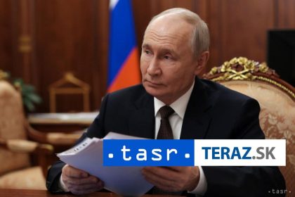 Jachta spajana s Putinom sa spolu s vojnovymi lodami plavi pri Dansku