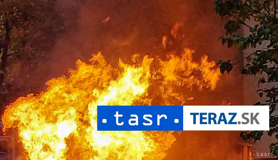 LES V PLAMENOCH Zasah hasicov ztazuju vysoke teploty a vietor