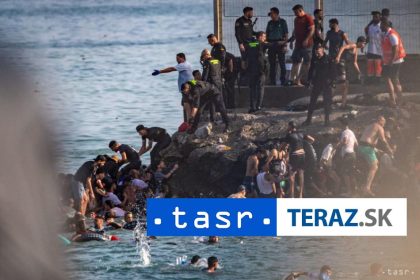 PRVE ODHADY Do spanielskej Ceuty preniklo priblizne 49 000 migrantov
