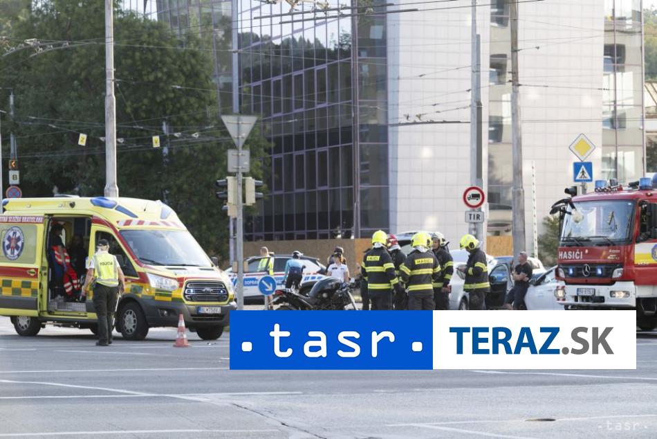 VIDEO ZRAZKA MOTORKARA S AUTOM V BRATISLAVE Utrpel zranenia