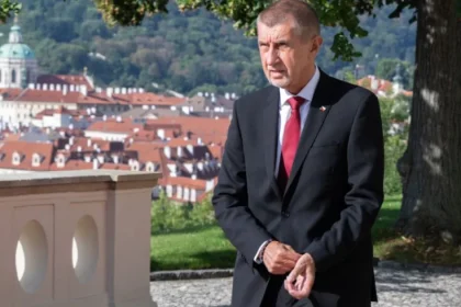 Česká vláda opäť reguluje ceny palív a zavádza mimoriadnu daň