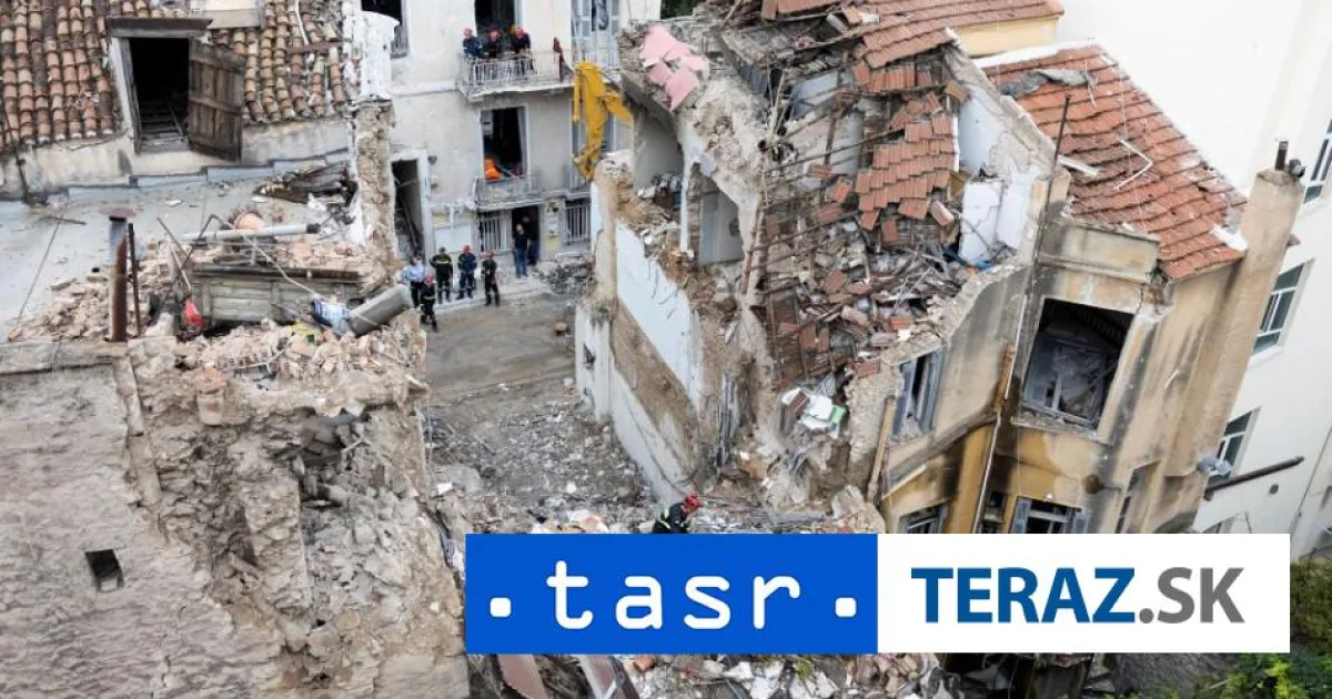 Po zrútení budovy v Aténach objavili v troskách telo, pátrajú po ďalších