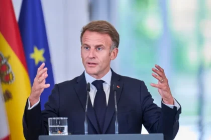 Macron odsúdil antisemitské výroky Jordana Bardellu
